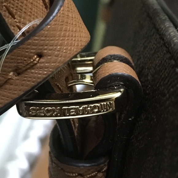 Authentic Michael Kors Jet Set Medium Pocket Tote - Picture 5 of 16